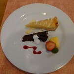レストラン千代田 - 自家製ケーキ　アップルパイとガトーショコラ　デザートはアイスクリームとの選択です。