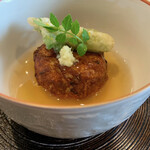 赤坂 渡なべ - 煮物：白魚と野菜のひろす ひろすとはがんもどきのこと。餡がかかっていて、とてもホッとする味わいでした。 山菜の天ぷらも添えられていました。