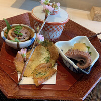 赤坂 渡なべ - 季節の八寸：イイダコ、タケノコの味噌焼き、蛍烏賊のなめろう？ 　　　　　　　帆立の茶碗蒸し、ポテトチップスのり塩 びっくりに美味しかったのが、ポテトチップスのり塩。 すごいアイデア。がに青のりをふりかけていたような。 茶碗蒸しは、帆立ごろごろと。アイデアがすごいと思った、素敵な八寸。