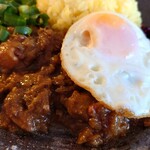 きなこカリー - カレーと目玉焼きズーム