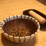 Kamakura Katsutei Aratama - ミニすり鉢の中には胡麻が用意