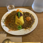 CURRY TO GALLERY - バターチキンとキーマのあいがけカレー