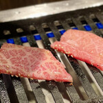 Yakiniku Horumon Ebisutei - 肉をガスロースターで焼いているところ