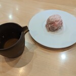 飯田商店 - 味変の昆布つゆと薄切りチャーシュー