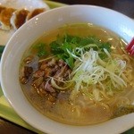 ラーメン　昭和食堂 - 軍鶏麺(塩)700円+餃子セット