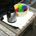 本格手打うどん 大河 - 【2013.07.07】外待ち客に用意してくれているお茶