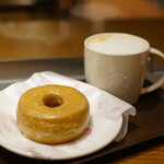 STARBUCKS COFFEE - スターバックスラテ (￥378)、シュガードーナツ (￥232)