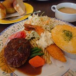 Aランチはハンバーグ、エビフライ、コキールが付いた王道ランチ（2023,３）