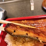 満寿家 - しっかりとした鰻　串の刺した跡があります