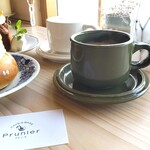 cafe & bake Prunier - 本日のコーヒー(￥500)、カプチーノ(￥600)、キャロットケーキ(￥450)、セムラ(￥400)。
コーヒーは手前です！