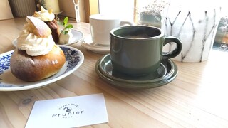 Cafe & bake Prunier - 本日のコーヒー(￥500)、カプチーノ(￥600)、キャロットケーキ(￥450)、セムラ(￥400)。
                        コーヒーは手前です！