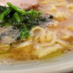 横浜らーめん 本牧家 - ラーメン並(近景)