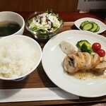 キッチン ブルー グローブ - スモーク香る鶏肉とチーズのガランティーヌ　レモンペッパーソース