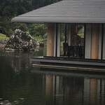 日本料理 鳥羽別邸 華暦 - 全客席が庭園に面した、
            千利休考案の茶室「傘亭」をモチーフとして
            周囲を池に囲まれた「浮殿（うきどの）」は
            水面に浮いたような印象を受けます。
