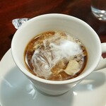 キッチン ブルー グローブ - ミルクを入れます