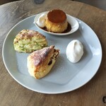 ユノ カフェ - プリンとスコーン(抹茶ホワイトチョコ、クランベリー)