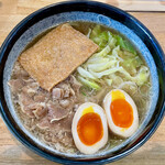 麺許皆伝 - 「肉うどん(500円)+味付半熟タマゴ(100円)+キツネ(100円)」です