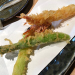 寿司を味わう 海鮮問屋 浜の玄太丸 - 車海老550円とアスパラ385円の天麩羅