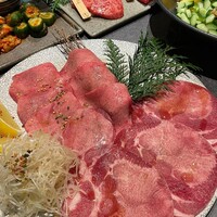 和牛焼肉わ - 特上牛タンと牛タンの食べ比べ