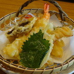 たかやす - 天ぷらも、さっくり仕上げ　※天ざるうどんより　2013年7月