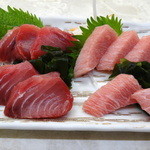 一平 - （2013.7）まぐろ脳天刺しとカマ刺しの盛り合わせ。