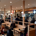 Tsukiji Shokudou Genchan - レシートに印字されている「控え番号」を呼ばれるまでカウンター前に並んで待ちましょう