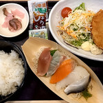Tsukiji Shokudou Genchan - まぐろメンチと季節のコロッケ・お刺身定食。醤油等の調味料や薬味はセルフで調達