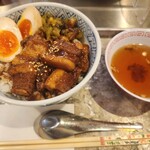 台湾の味 魯肉飯と魚介系 担担麺専門店 魯担 - ルーロー飯800円 卵がトロトロで美味しかったです。お米はいまひとつ。ペイペイ、ベビーカー可