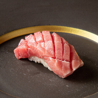 紅白の酢飯を使い分けた職人の技が光る江戸前鮨と至極の天ぷら