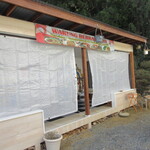 Warung Berkah Jaya - 庭にあるテラス席はお休み中みたい