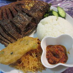 Warung Berkah Jaya - 奥様手作りのサンバル（チリソース）がティラピアにぴったり