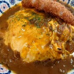 カフェ　ド ヴァン - カレーは特別突出したスパイスや
甘さ、辛さも無い普通な味わいで
オムカレーとの味わいの相性も良い感じ。