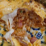 カフェ　ド ヴァン - 玉子とライスの間には
追加したとろけるチーズが載せられてて
玉子で覆われているため
ずっとトロトロ、粘り感があってありがたい❕

カレーは普通な味わいで
オムカレーとの味わいの相性も良い感じ。