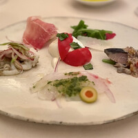 クチーナ ヒラタ - 平目のカルパッチョ、新イカと白インゲン豆のケッパーソース和え、生ハムと柿、牛肉のカルパッチョとルーコラの葉、モッツァレラチーズとフルーツトマト、秋鯖の赤ワインビネガー締めマスタードソース