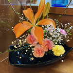 食酔亭元屋 - ちょうどテーブルの片隅にお花が活けてありました。いいですよねこういう趣も。