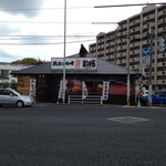 道路向かい側からの外観。