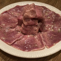 炭火焼肉ホルモン うしごろ 中目黒店 - ＊ 極みのタン 角切り & 薄切り