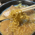 さっぽろラーメン 桑名 - 西山製麺の中太の縮れ麺