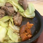 元祖 びっくり亭 - 肉汁がたまると特製辛味噌を溶かしてキャベツと肉を絡めて頂きます。