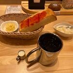 コメダ珈琲店 - 料理写真:暫くするとトーストセットの付いた飲み物と追加したヨーグルトがテーブルに運ばれてきました。