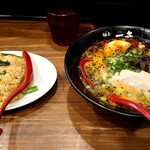 麺屋　一矢 - とんこつ黒らーめん+ニラ焼飯