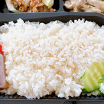ディーディー タイキッチン - カオマンガイセットの茹でどりの茹で汁で炊いたご飯