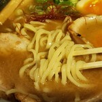 らぁめん 一番星 - 麺は中太縮れで酒井製麺の家系の麺に似た歯応え