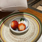 炭平 - 苺が隠れてて洒落た器