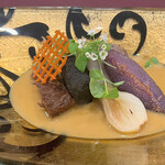 トゥ・ラ・ジョア イズム - 肉と根菜の一皿 宮崎牛のすねをトロトロに煮て 北海道ミルキーラム　 トロトロになるまで煮て カツレツにしてます 衣は竹炭入りのパン粉で 石川県加賀蓮根 京都堀川ゴボウ シャトークイーン 渥美半島オニオンヌーボー ラムの骨からとったスープに 手作りガラムマサラと生クリームのソース