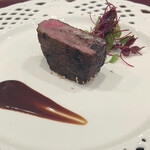 トゥ・ラ・ジョア イズム - 九州の黒樺牛の炭香焼き フォンドボーとカカオのソース お肉の下には金ゴマとガーリックで作ったソース ミックススプラウトは自家製のゴマ油で風味付け