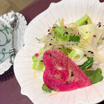 トゥ・ラ・ジョア イズム - Ⅿのサラダ　こちらのスペシャリテ　自家製ノンオイルシソドレッシングがかかって付け合わせにドライフルーツの赤ワイン煮