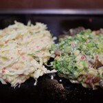 つる家 - 豚玉、ネギ焼き、スジコン。仕上げ中