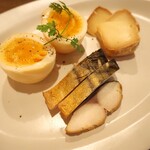 日本のお酒とごはんのお店 ムロマニ - 薫製の盛り合わせ