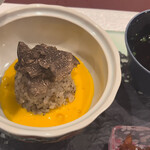 トゥ・ラ・ジョア イズム - 贅沢TKG 烏骨鶏の黄身にトリュフをすりおろして エスプーマ状にしてあります ご飯もトリュフの炊き込みご飯 上にはイタリア　最高級トリュフ ビーフコンソメは飲みながら 最後にかけても味変 焼き生姜　漬け込んで半年